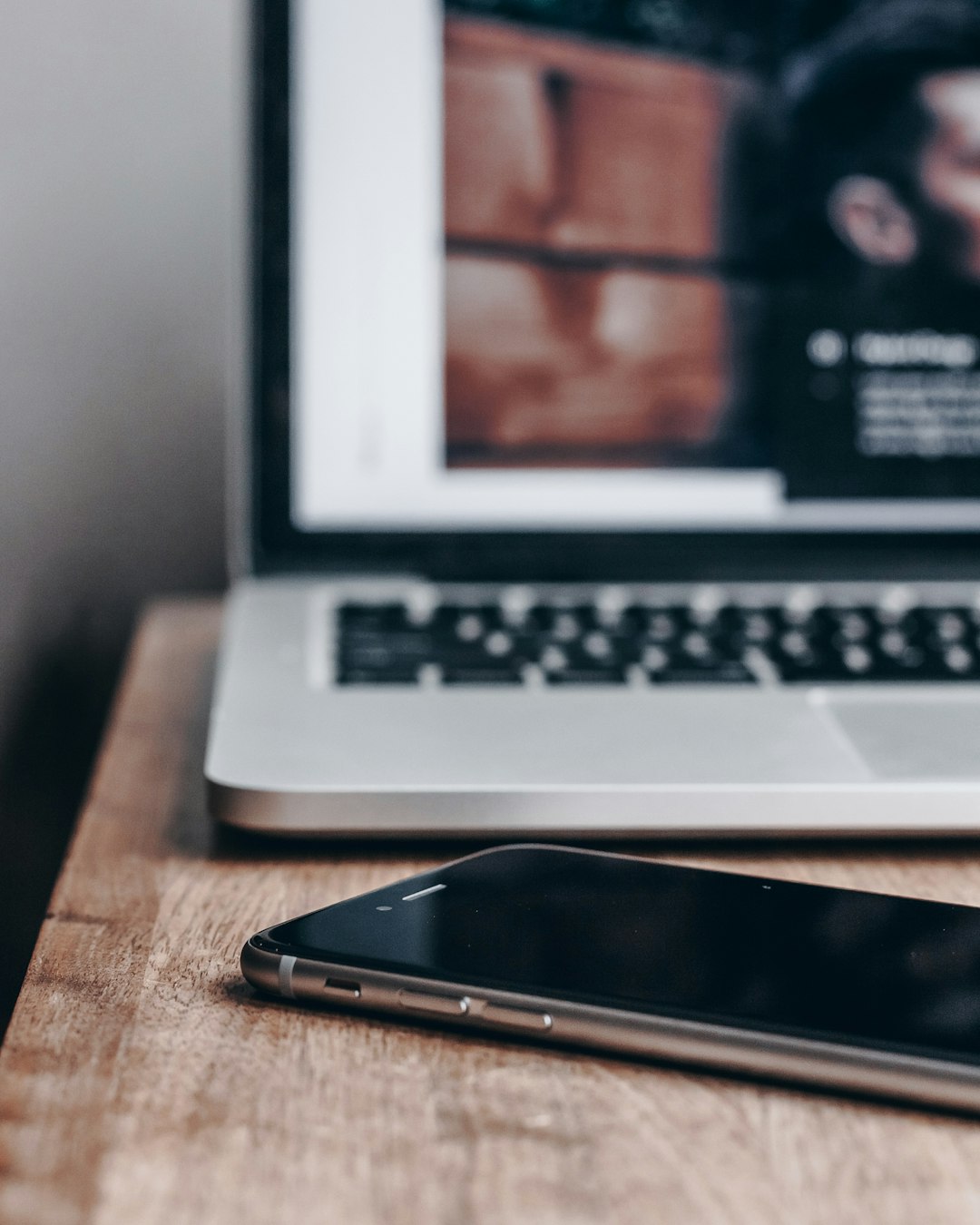 space-gray-iphone-6-near-macbook-pro-b15nb4ykyxc